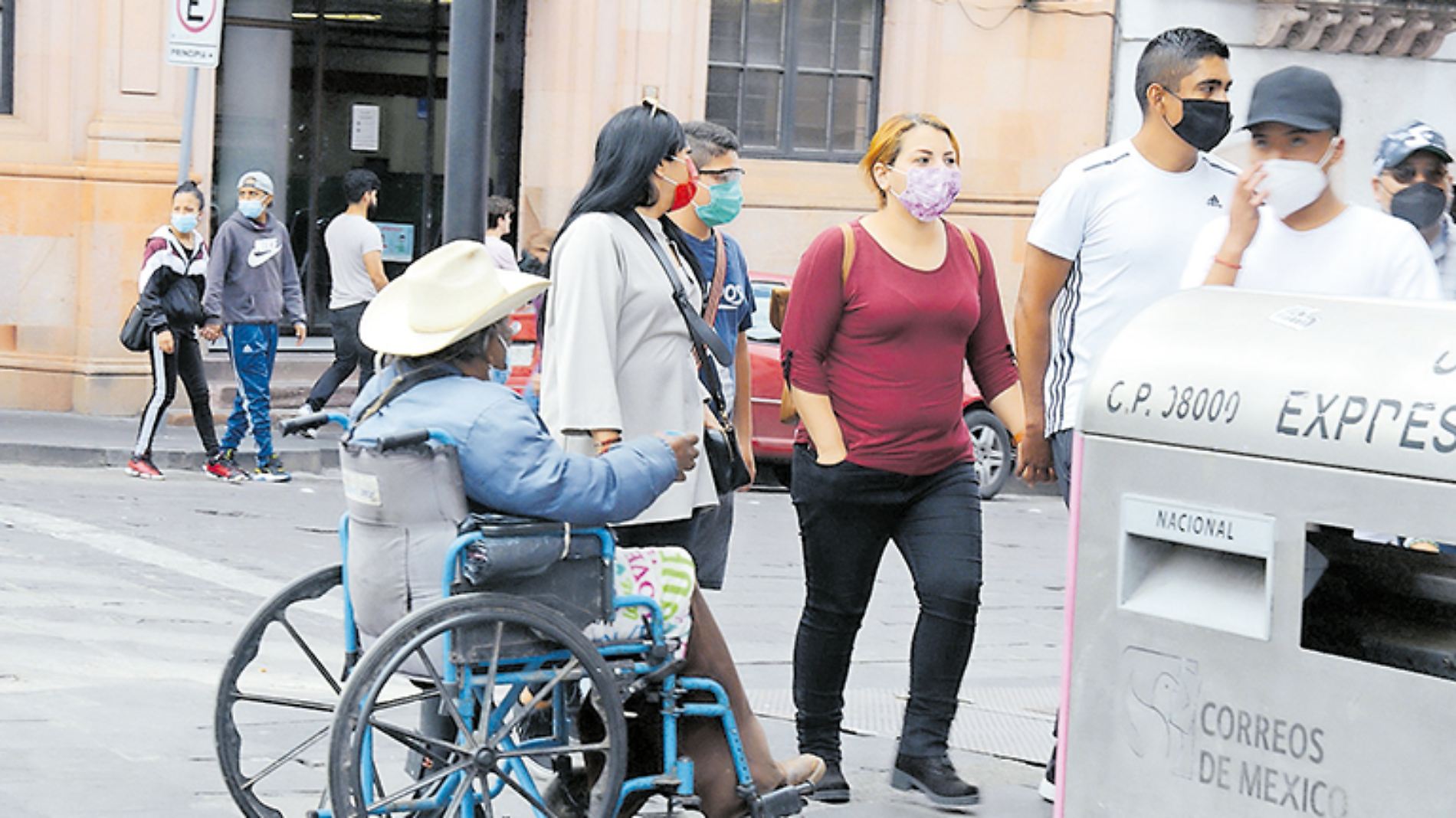 Personas en el centro de la capital zacatecana; actualmente el estado se encuentra en color amarillo debido a los contagios de coronavirus